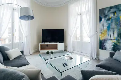 Una televisión o centro de entretenimiento en Premium Home Gran Vía