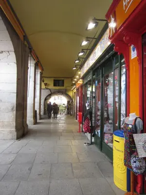 Supermercado u otro tipo de tienda en el apartamento o alrededores