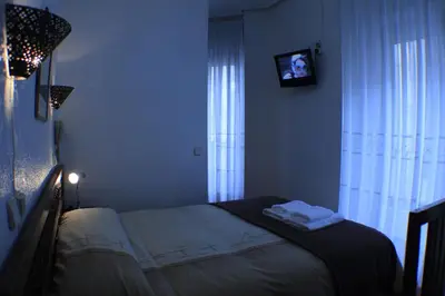Cama o camas de una habitación en Hostal Esmeralda