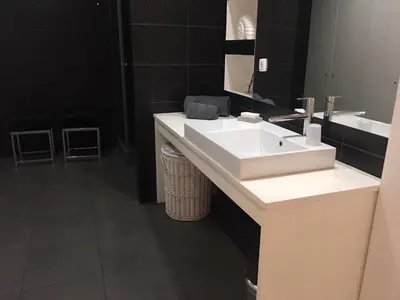 Un baño de Calle Aduana