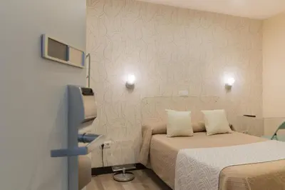 Cama o camas de una habitación en Hostal Art Madrid