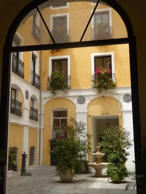 Edificio en el que se encuentra el hostal o pensión
