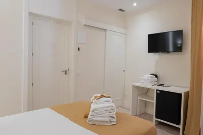 Una televisión o centro de entretenimiento en CH Velarde