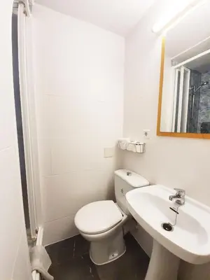 Un baño de Hostal Alicante