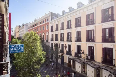 Edificio en el que se encuentra el hostal o pensión
