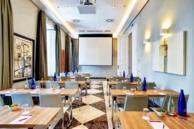 Un restaurante o sitio para comer en NH Collection Madrid Palacio de Tepa