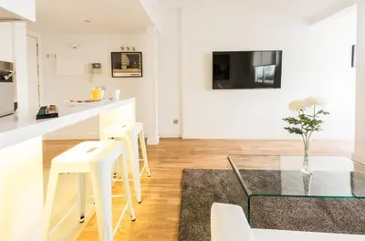 Una televisión o centro de entretenimiento en Latina Suite