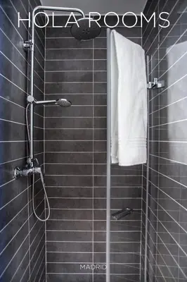 Un baño de Hola Rooms