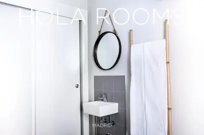 Un baño de Hola Rooms