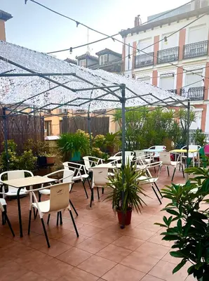 Un restaurante o sitio para comer en Barbieri Sol Hostel