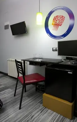 Una televisión o centro de entretenimiento en JC Rooms Santa Ana