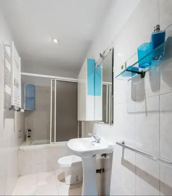 Un baño de M&F Apartaments Chueca