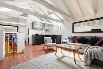 Una televisión o centro de entretenimiento en Fuencarral II - Apartamento tipo buhardilla en el centro de Madrid