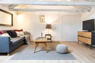 Una televisión o centro de entretenimiento en Fuencarral II - Apartamento tipo buhardilla en el centro de Madrid