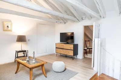 Una televisión o centro de entretenimiento en Fuencarral II - Apartamento tipo buhardilla en el centro de Madrid