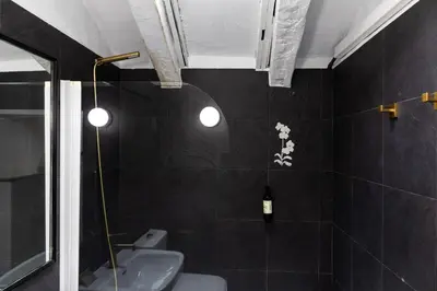 Un baño de Fuencarral II - Apartamento tipo buhardilla en el centro de Madrid