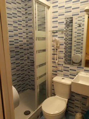 Un baño de Hostal Fuentesol