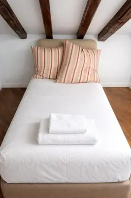 Cama o camas de una habitación en Ático Plaza Mayor - Estilo, Luz y la Mejor Ubicación en Madrid