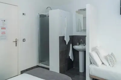 Un baño de Gran Via 63 Rooms