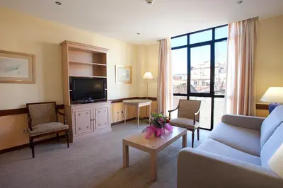 Una televisión o centro de entretenimiento en Espahotel Plaza Basílica