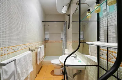 Un baño de Suites You Zinc