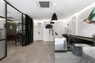 Una cocina o zona de cocina en 2060 The Newton Hostel