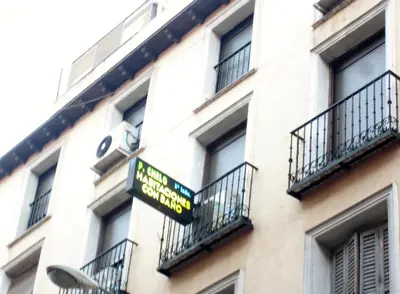 Edificio en el que se encuentra el hostal o pensión