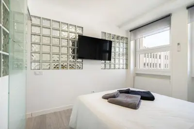 Una televisión o centro de entretenimiento en Plaza España Apartment