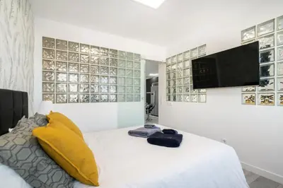 Una televisión o centro de entretenimiento en Plaza España Apartment