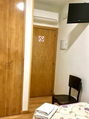 Una televisión o centro de entretenimiento en Hostal Nersan2
