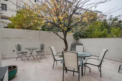 Un patio o zona al aire libre en Apartamento 6 Mirasierras