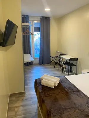 Una televisión o centro de entretenimiento en Hostal Alaska