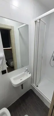 Un baño de CH Lemon Rooms - Madrid