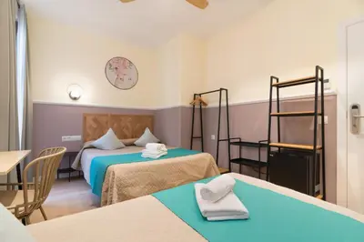 Cama o camas de una habitación en Hostal Evoke Madrid