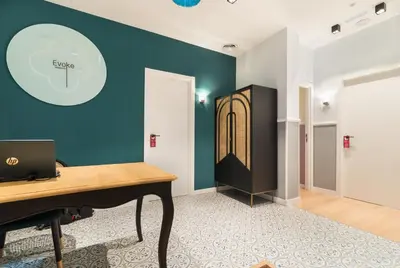 Una televisión o centro de entretenimiento en Hostal Evoke Madrid