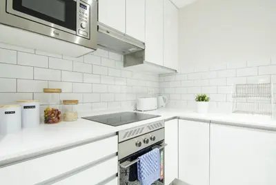 Una cocina o zona de cocina en Refurbished spacious 2BD 2BTH - Malasaña