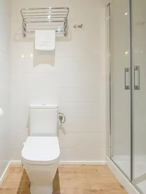 Un baño de Bright Cozy 2BD 2BTH with Balcony - Chueca