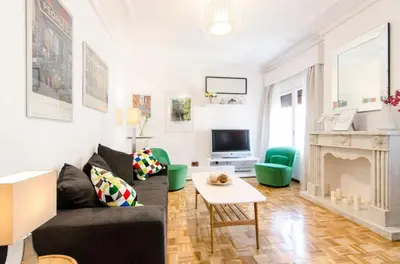 Una televisión o centro de entretenimiento en Bright Modern 3BD - Barrio de las Letras