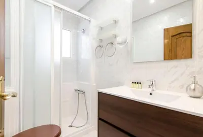 Un baño de Bright Modern 3BD - Barrio de las Letras