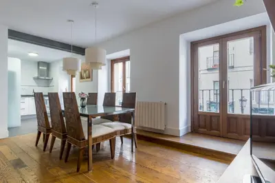 Plano de Bright Spacious 2BD - City center