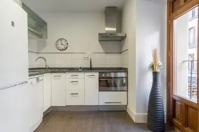 Una cocina o zona de cocina en Bright Spacious 2BD - City center