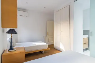 Cama o camas de una habitación en Bright Spacious 2BD - City center