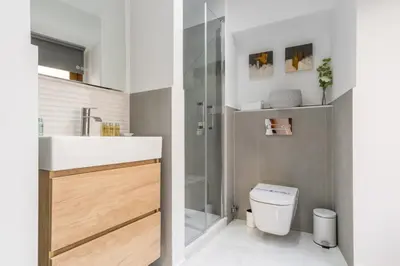Un baño de Bright Spacious 2BD - City center