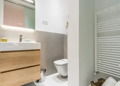 Un baño de Bright Spacious 2BD - City center