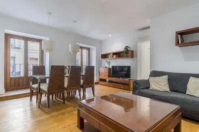 Una televisión o centro de entretenimiento en Bright Spacious 2BD - City center