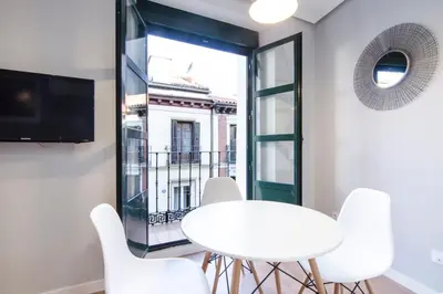 Una televisión o centro de entretenimiento en Bright Cozy with Awesome views - City centre