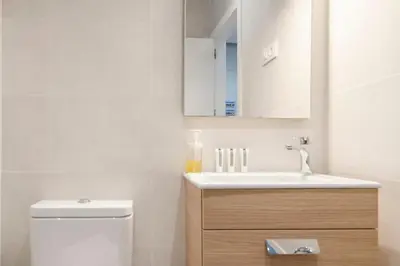 Un baño de Bright Cozy with Awesome views - City centre