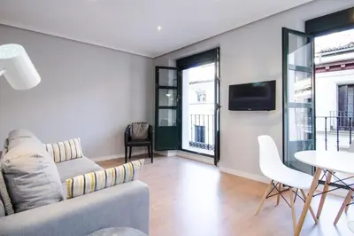Una televisión o centro de entretenimiento en Bright Cozy with Awesome views - City centre