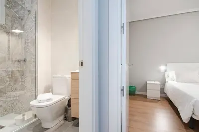 Un baño de Bright Cozy with Awesome views - City centre