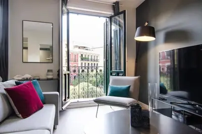 Una televisión o centro de entretenimiento en Design apartment in Madrids Downtown - 3BD 2BT